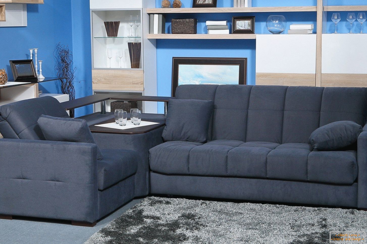 Graues Sofa im blauen Raum