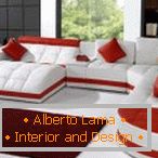 Rotes und weißes Sofa im Innenraum