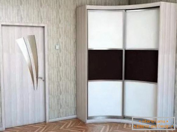Eckkleiderschrankfach im Schlafzimmer mit zwei Radiustüren