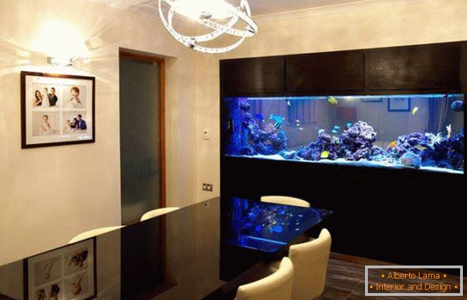 Eingebautes Aquarium im Innenraum