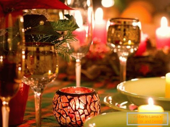 Schöne Gläser und Kerzen im Dekor des Neujahrstischs