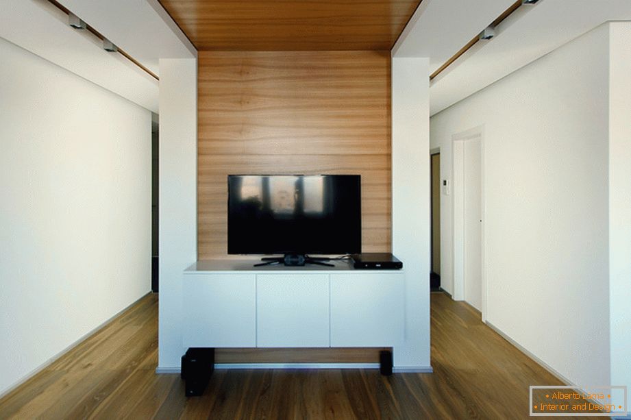 Großer schwarzer Fernseher auf einem weißen Tisch im Wohnzimmer