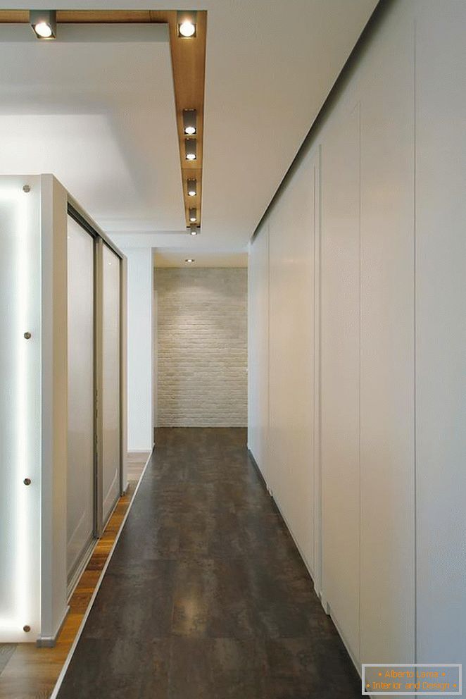 Korridor, in Weiß und Grautönen mit Elementen aus Holz dekoriert