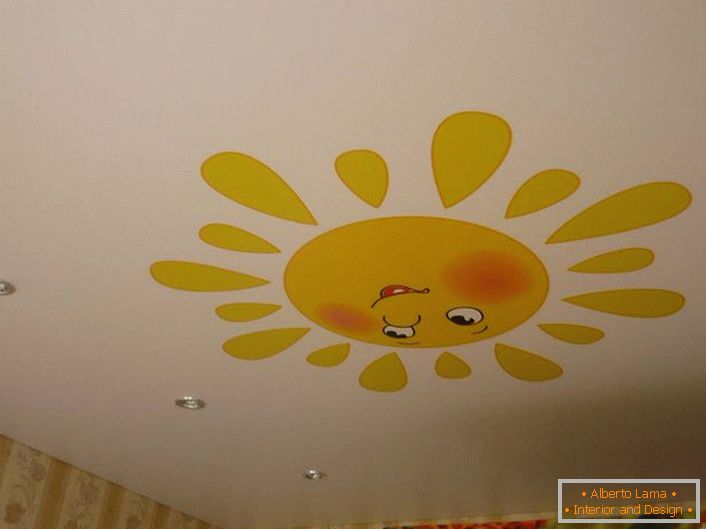 Variant Spanndecken mit einer fröhlichen Sonne im Kinderzimmer.