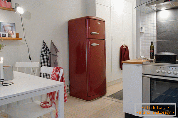 Küche einer kleinen Wohnung im skandinavischen Stil