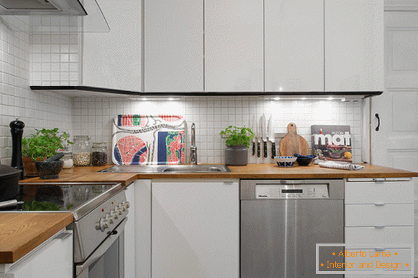 Eckküche einer kleinen Wohnung im skandinavischen Stil