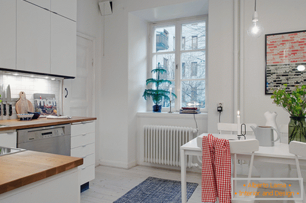 Küche mit Essbereich einer kleinen Wohnung im skandinavischen Stil