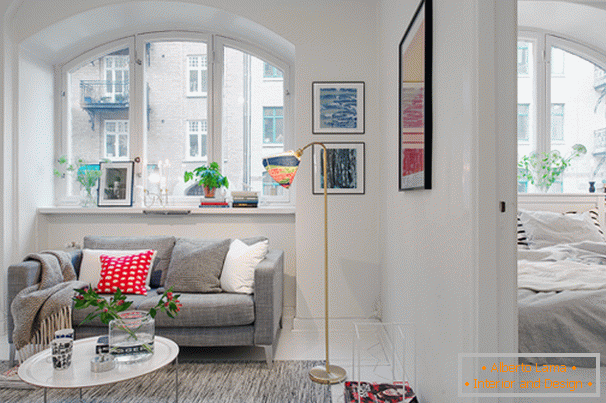 Wohnzimmer und Schlafzimmer einer kleinen Wohnung im skandinavischen Stil