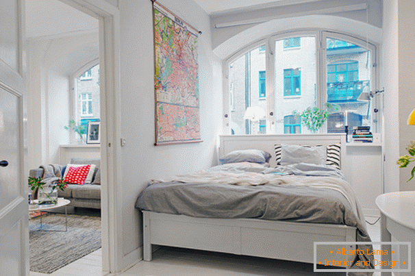 Schlafzimmer einer kleinen Wohnung im skandinavischen Stil