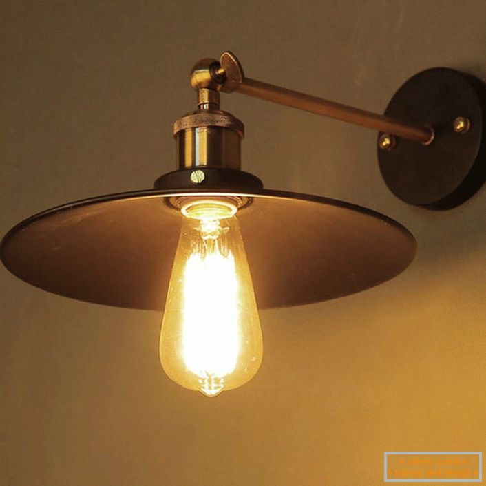 Unattraktive Lampe wird ein helles Detail des Schlafzimmers im Landhausstil. Nichts Überflüssiges.