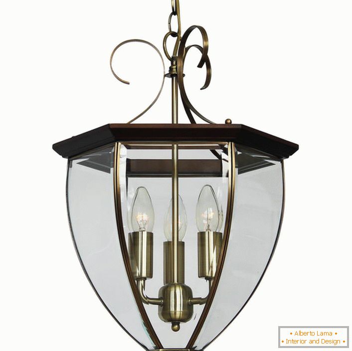 Eine Lampe im Landhausstil für die Dekoration eines Landhauses, eines Landhauses oder eines Jagdhauses. 