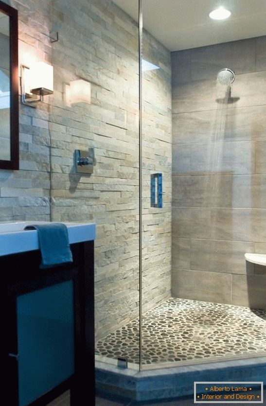 Wände mit einer Duschkabine aus Kunststein