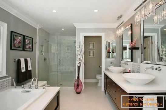 Stilvolles Badezimmer in einem privaten Haus, Foto