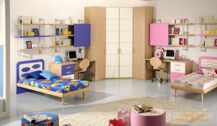 Das Kinderzimmer ist in blauen und rosa Farben gehalten. Ideales Raumdesign für ein Mädchen und einen Jungen.