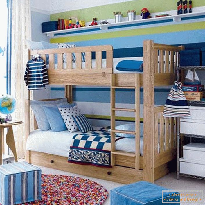 Ein kleines Kinderzimmer für Jungen ist im skandinavischen Stil eingerichtet.