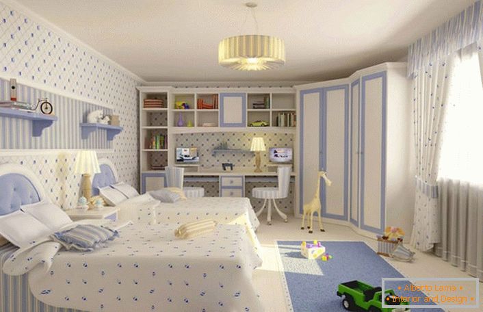 Neutrale Farben, zum Beispiel, weiches Blau und Weiß, sind ideal für die Dekoration eines Kinderzimmers, in dem ein Bruder und eine Schwester leben werden. 