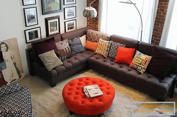 Sofa und Sessel im Retro-Stil