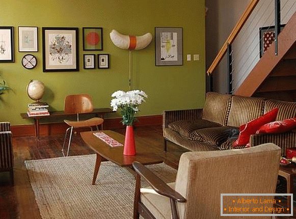 Grüne Tapete und braune Möbel im Innenraum