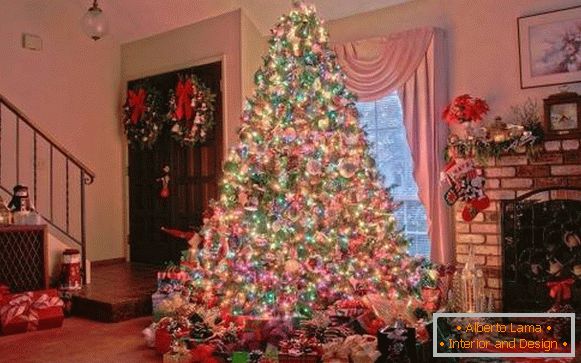 Großer schöner Weihnachtsbaum