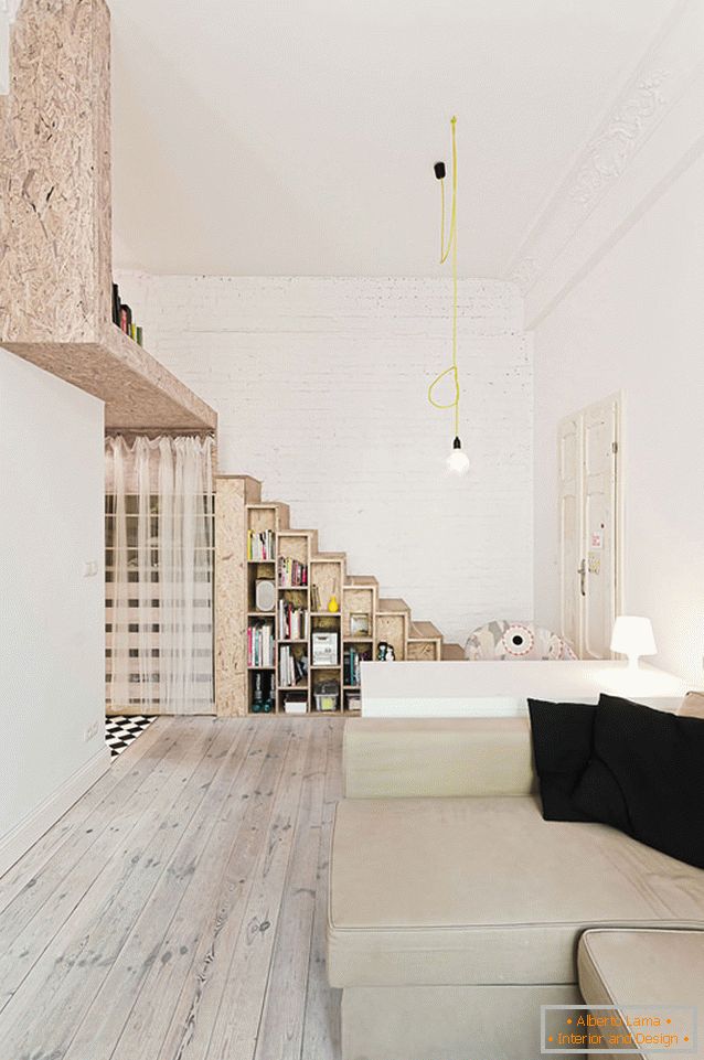 Wohnzimmer eines zweistöckigen Studio-Apartments in Polen