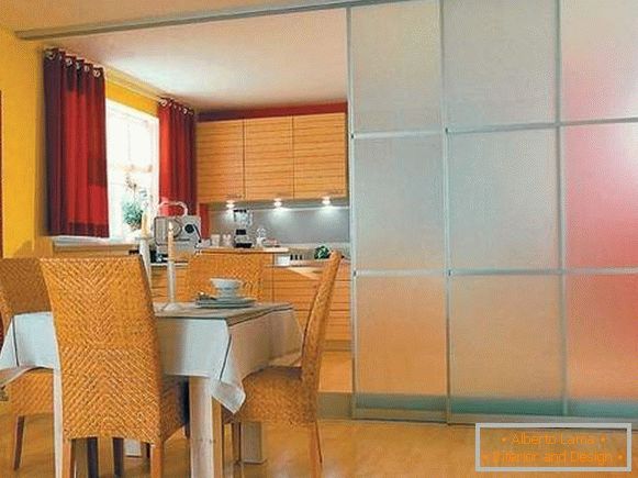 Schiebetür zur Küche mit Glas - Partition im Innenraum