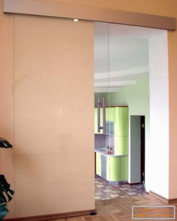 Transparente Glastür zur Küche - Schiebeoption