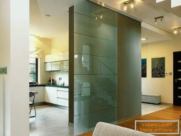 Glastür zur Küche in einem modernen Innenraum