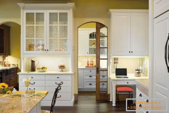 Schiebetüren zur Küche - Foto in der Innenarchitektur