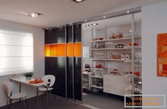Trennwand in der Küche im Design der Wohnung
