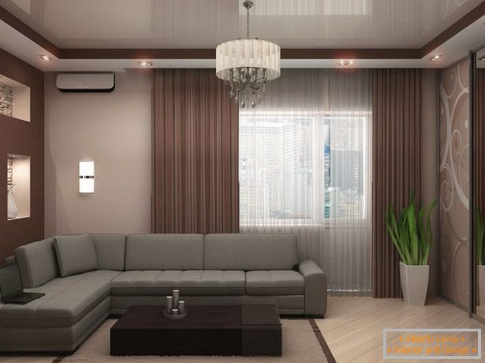 Grau-beigefarbene Decke in zwei Etagen fügt sich organisch in einen stilvollen Raum für Gäste ein.