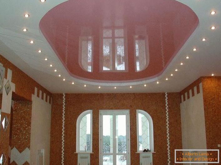 Rosa ovale Spanndecke mit LED-Beleuchtung in einem großen Raum in einem Landhaus.