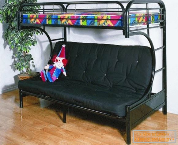 Schwarzes Hochbett mit Sofa im Innenraum