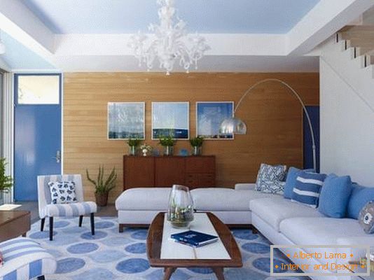 Modisches Wohnzimmer in Blau