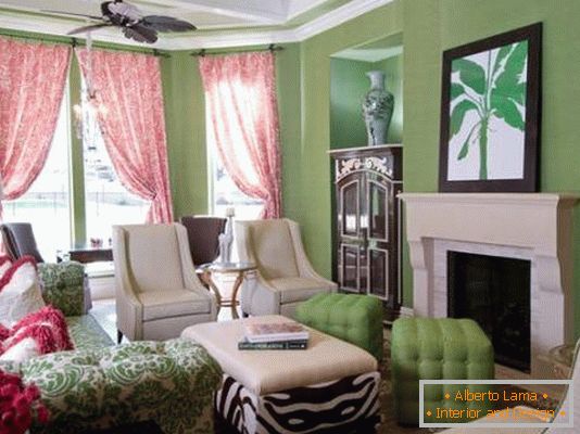 Wohnzimmer in grün und rosa Farbe