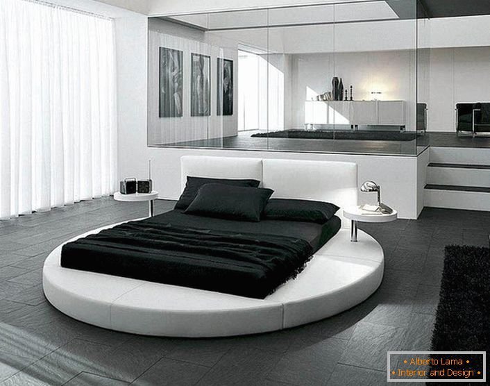 Das Design des Schlafzimmers im Stil des Minimalismus wird durch ausgewählte Möbel betont. Ein interessantes Detail des Innenraums ist ein rundes Bett.