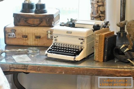 Vintage-Stil-Dekor: Koffer, Bücher, Schreibmaschine