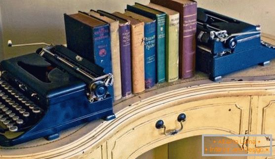 Vintage-Dekor: Bücher und Schreibmaschinen