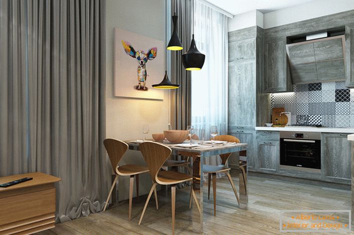 Das Küchenset ist hellgrau kombiniert mit schweren Vorhängen aus natürlichen Stoffen.