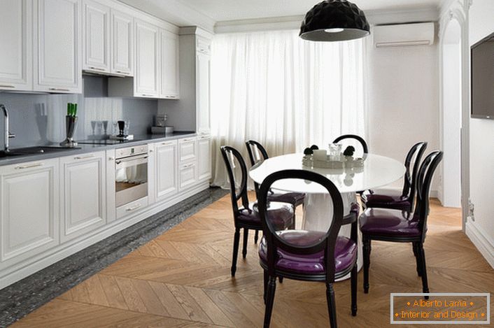 Weiße Innenküche mit dunkelgrauen Akzenten im eklektischen Stil. Interessante Stühle mit transparenten Rückseiten und purpurroter weicher Polsterung.