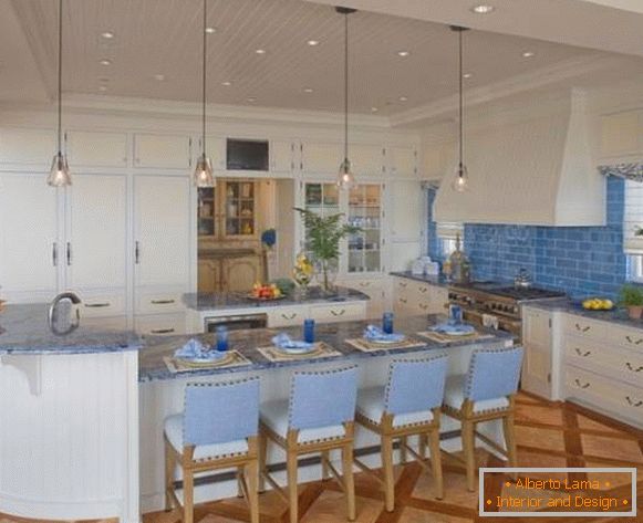Schöner Innenraum in den blauen Tönen - Küchenfoto
