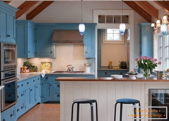 Stilvolle blaue Küche im Innenraum
