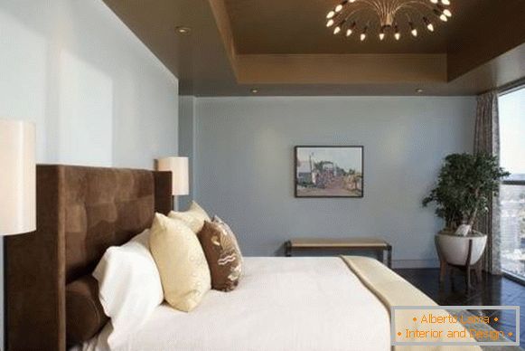 Schlafzimmer mit blauen Wänden und braunen Details