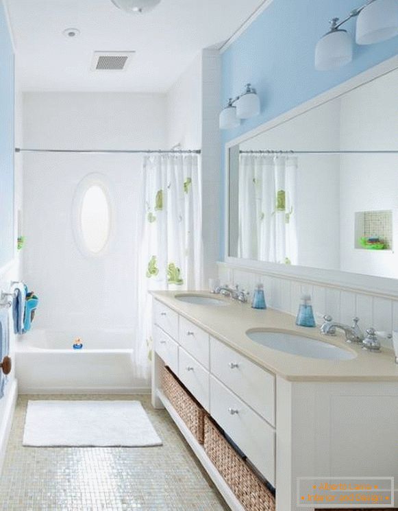 Kleines Badezimmer in blauer Farbe
