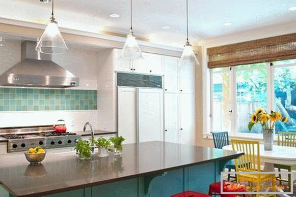 Helle Kombination von Schattierungen im Inneren der blauen Küche