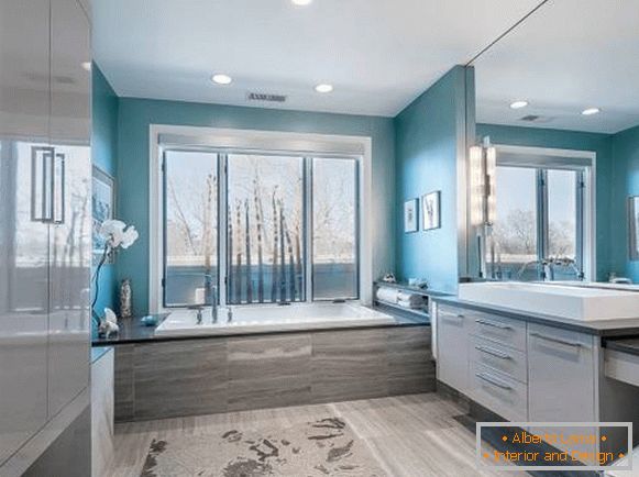 Badezimmerinnenraum im blauen und grauen Farbfoto