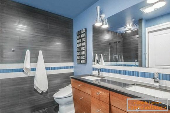 Helles Blau im Innenraum des Badezimmers 2016