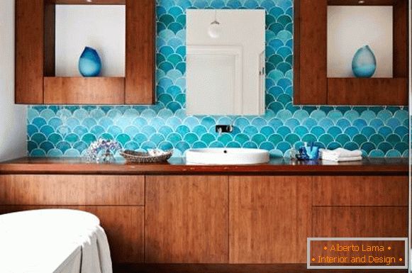 Welche Farbe verbindet sich mit dem Blau im Badezimmerinnenraum?
