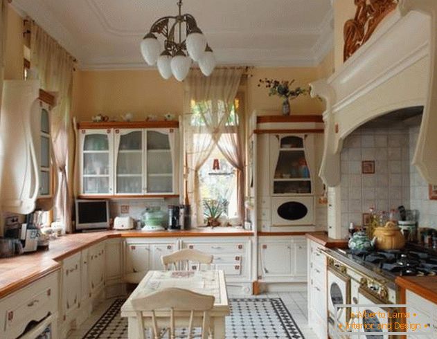 Luxuriöse Küche im Inneren eines Landhauses