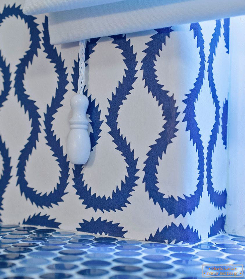 Blaue und weiße Dekoration eines kleinen Badezimmers