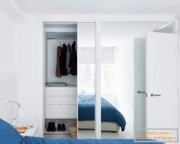 Einbauschränke im Abteil - weißer Kleiderschrank im Schlafzimmer